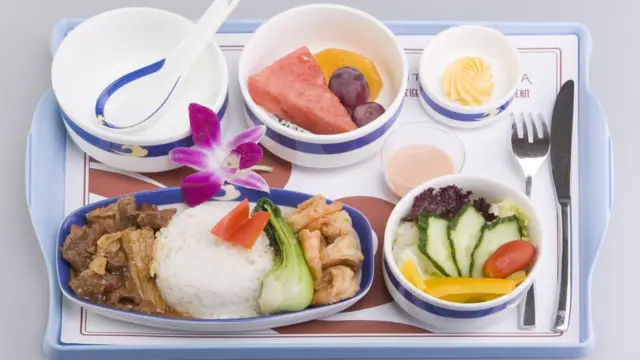 স্বাস্থ্যকর খাদ্যাভ্যাস ব্যক্তিকে সুস্থ রাখার পাশাপাশি খাদ্য উৎপাদনে ব্যবহৃত পানির পরিমাণ কমানোর পেছনেও ভূমিকা রাখে