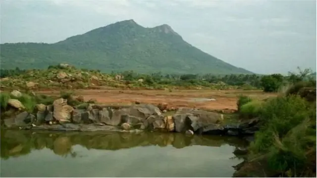 ఇరవై ఊర్లు కలిసి రెండు కొండలను కాపాడుకున్నాయి