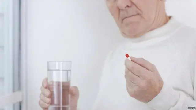 दवाई के साथ व्यक्ति