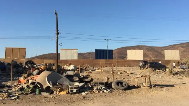 Imagen de los prototipos de muro desde el lado mexicano (Foto: BBC Mundo/Beatriz Díez)