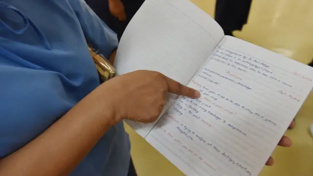 เอพริลชี้ให้ดูสมุด