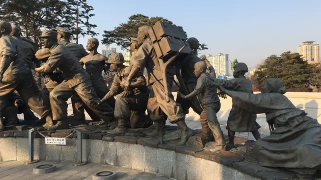 Quân đội miền Nam bảo vệ dân. Hàng vạn thường dân bị giết trong cuộc chiến Triều Tiên