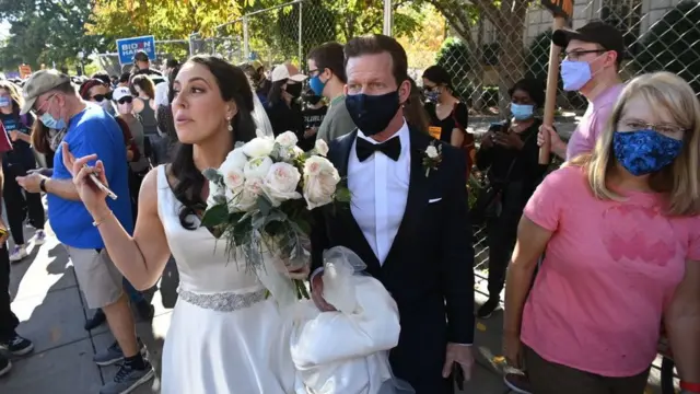 عروس و داماد آمریکایی در جمع هواداران شاد بایدن در واشنگتن دی سی، پایتخت آمریکا