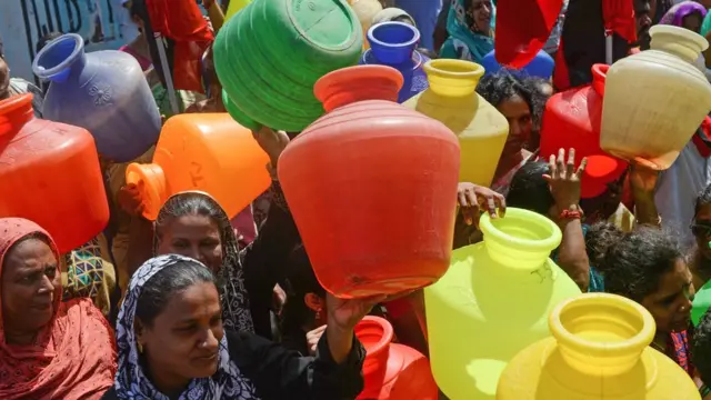 জলের দাবিতে প্লাস্টিকের খালি কলসী নিয়ে চেন্নাইয়ের বাসিন্দাদের প্রতিবাদ