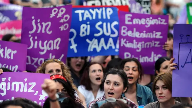 Kadınlar, Erdoğan'ın kürtajla ilgili sözlerinden sonra 8 Haziran 2012'da ellerinde 'Tayyip bi Sus Ya', 'Emeğimiz, Bedenimiz Kimliğimiz bizimdir' yazılı pankartlarla sokaklara dökülmüştü.