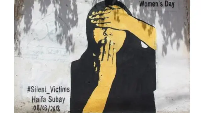 امرأة تغطي عينيها وتسد أذنيها