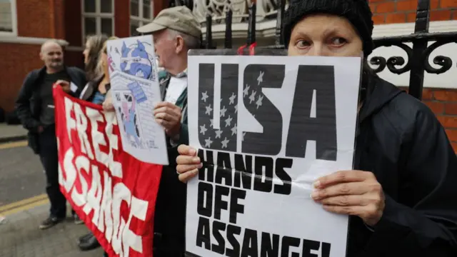 জুলিয়ান আসঞ্জের মুক্তির দাবিতে লন্ডনে একুয়েডর দূতাবাসের বাইরে বিক্ষোভ। (ফাইল ফটো)