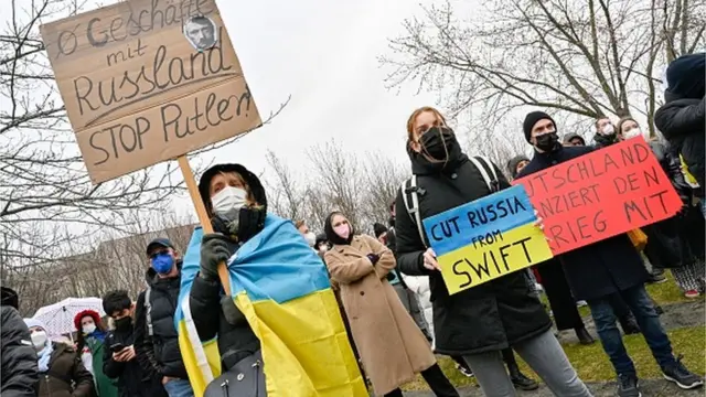 స్విఫ్ట్ నుంచి రష్యాను నిషేధించాలంటూ ప్రదర్శనలు