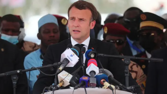 Le président français Emmanuel Macron prononce un discours lors des funérailles nationales du défunt président tchadien Idriss Deby, à N'Djamena, le 23 avril 2021.