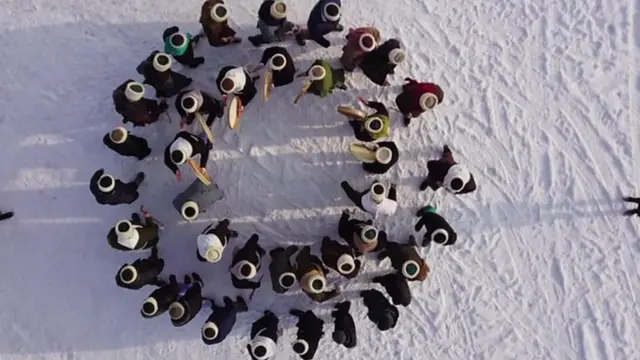 Намаз окулгандан кийин алар чогулуп, зикир чалышты.