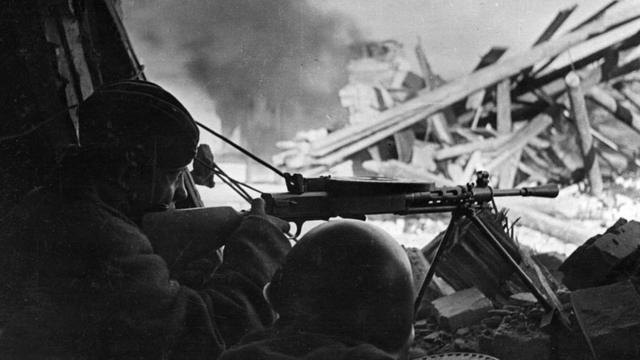 Na foto, atiradores soviéticos em posição defensiva.