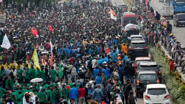 Ribuan mahasiswa dari universitas di berbagai daerah di Indonesia berkumpul di depan gedung parlemen, Senayan, Jakarta.