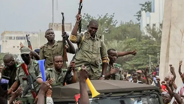 Awọn eeyan ati ọmọ ologun to n fo fayọ ni Mali