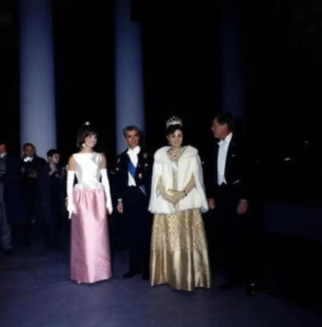 شاه و فرح در سفر ۱۳۴۱ به واشنگتن در کنار جاناف کندی، رئیس جمهور آمریکا و همسرش