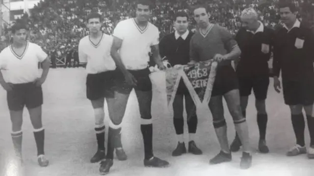 Abdelhamid Salhi (ibumoso ku mpera) yatsinze igitego cy'intsinzi cyo mu minota y'inyongera mu mukino wa nyuma w'igikombe cya Algeria wo mu 1968 ubwo ikipe ye ya Entente Sétif yatsindaga NA Hussein Dey