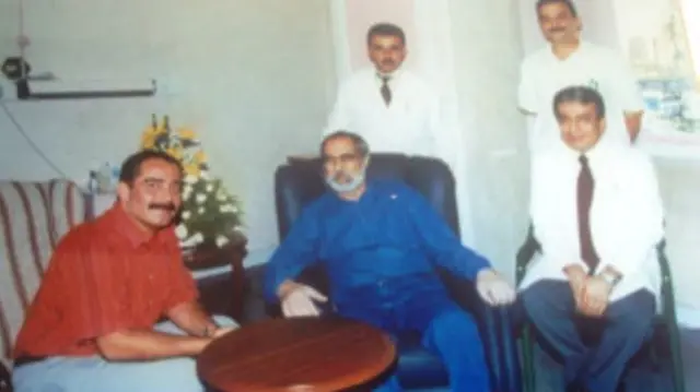 Türkiyənin tanınmış ozan sənətçisi Fatih Kısaparmakla görüşünü əks etdirən foto