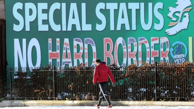 Cartel que dice: "No a la frontera dura".