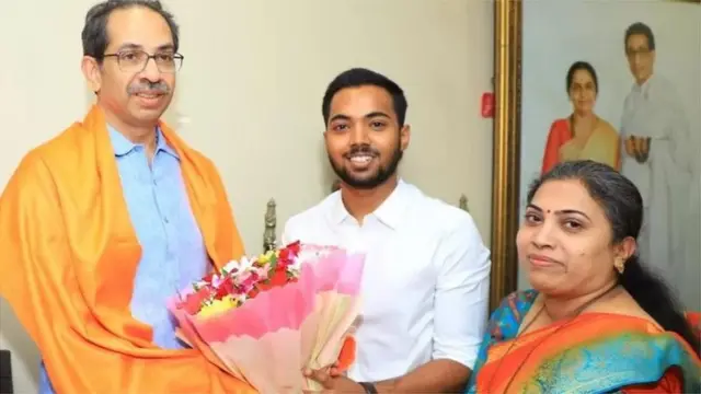 उद्धव ठाकरे यांच्यासोबत ऋतुजा लटके.