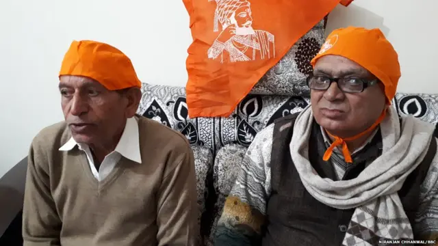 उजवीकडे नफेसिंह तर डावीकडे सुलतानासिंह