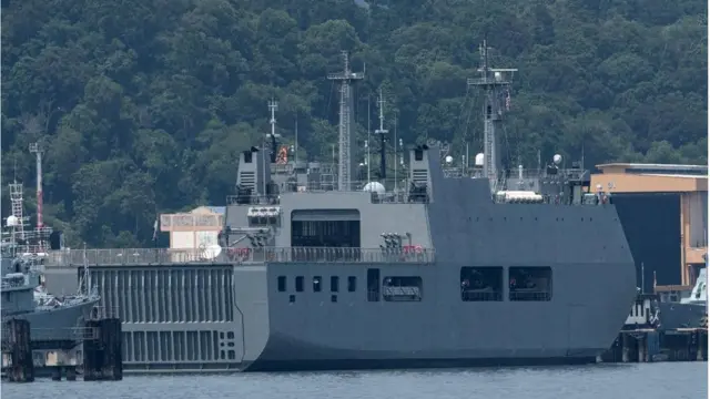 လူမွတ်ဆိပ်ကမ်းမှာ ကပ်ထားတဲ့ မြန်မာ့ပထမဆုံး ကမ်းတက် စစ်ရေယာဥ် မုတ္တမ