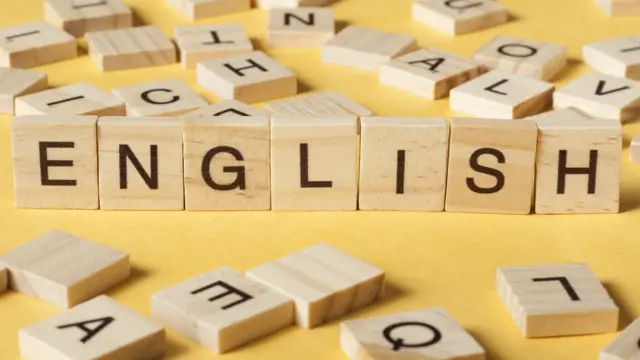 Peças de quadrado soletrando "english" (inglês)