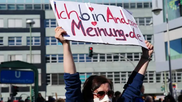 Сматра се да су људи подложнији теоријама завере током кризе