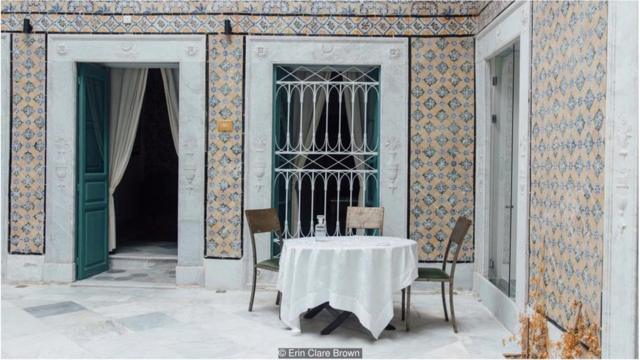 As placasmega sena da virada 2024 quinamármore do piso da pousada Dar Ben Gacem Kahia tiveram que ser removidas individualmente para instalação do encanamento moderno