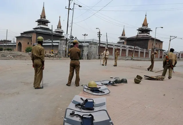 காஷ்மீரில் பெரிய மசூதி வெளியே காவல் காத்த மூத்த போலீஸ் அதிகாரி அடித்து கொலை