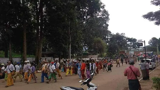 ဆန္ဒဖော်ထုတ်သူတွေ ယာဥ်အစီး ၅၀ လောက်နဲ့ လာခဲ့တယ်လို့ ထုတ်ပြန်ချက်မှာ ဖော်ပြထား