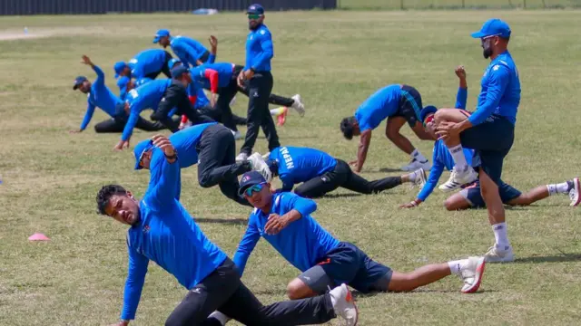 अभ्यास गर्दै नेपाली क्रिकेट खेलाडी