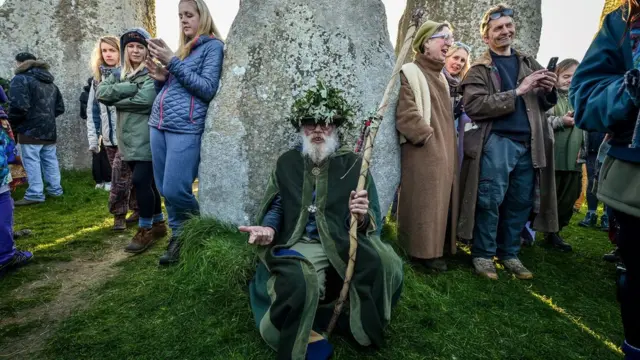 Чоловік у костюмі біля Стоунхенджу