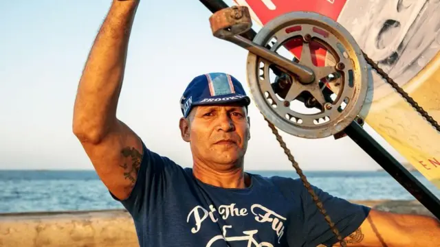 Guirola Cepero con una de sus bicicletas