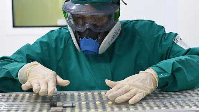 Un laborantin en Russie pendant la production du faviparivir