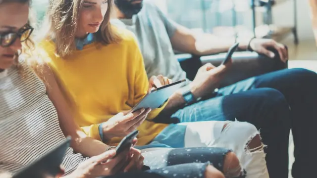 Mujeres leyendo en tablets y teléfonos