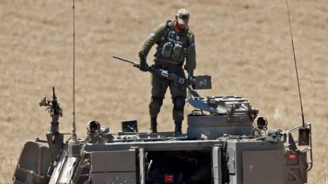 Soldado israelí preparándose para un ataque contra Gaza