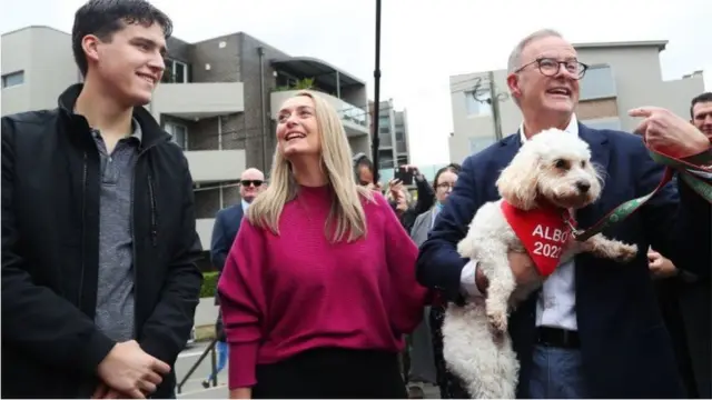 此次大选阿尔巴尼斯（右一）不遗余力地证明自己不是“觉醒派”（not woke），意在争取保守派选民，这些选民在2019年大选时抛弃了工党。