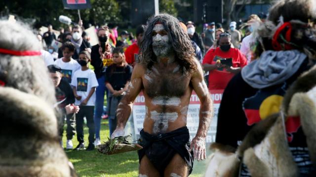 澳大利亚悉尼一群土著长老在一场呼吁停止黑人在押期间死亡问题的集会上举行传统烟熏祭仪（5/7/2020）