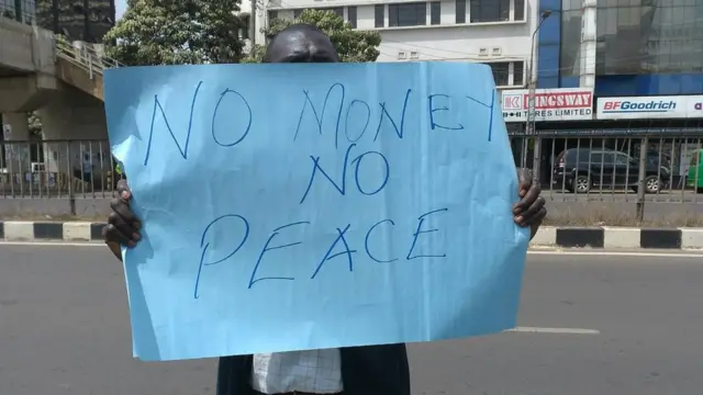 Abari mu myiyerekano bavuga ko ata mahoro azoboneka badahawe amahera bishuza