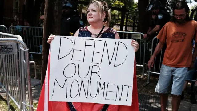 Una manifestante protesta en contra de la retirada de un monumento confederado en agosto de 2017 en Tennessee, Estados Unidos.
