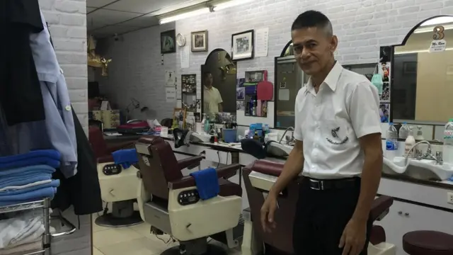 'ช่างวินัย' ประจำโต๊ะเบอร์ 2 กล่าวว่าเขาเพิ่งตัดผมให้นายทหารไปหนึ่งคนวันนี้