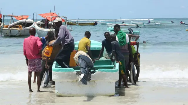 Xeebta Lido ee Soomaaliya oo ay ku sugan yihiin dhallinyaro dalxiisayaal ah iyo kuwa doomaha kexeeya