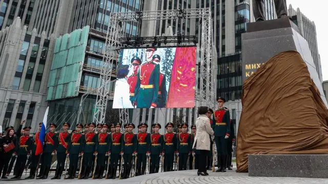 Открыла монумент дочь оружейника Елена Калашникова