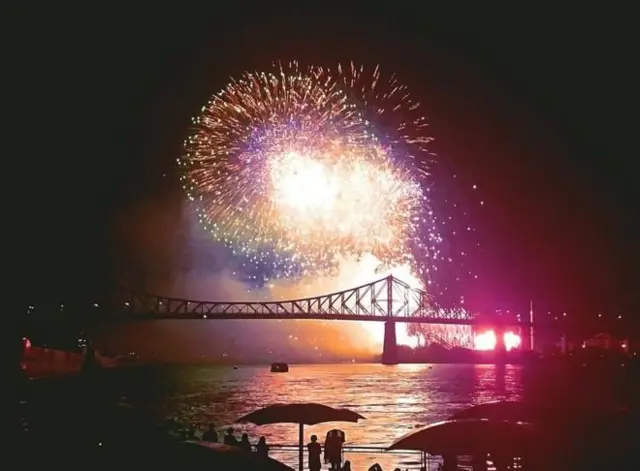 কানাডায় সেইন্ট লরেন্স নদীতে মন্ট্রিল ফায়ারওয়ার্ক উৎসবের সময় ছবিটি তোলা।