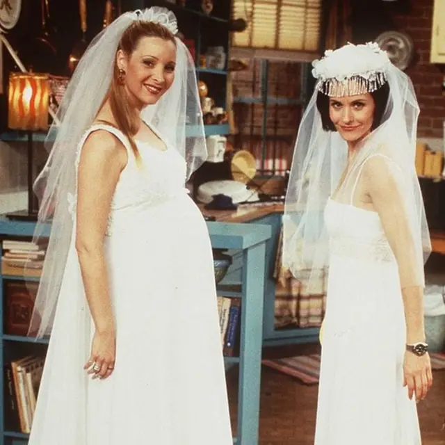 Phoebe y Mónica como novias.