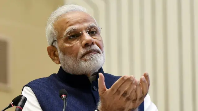 கொரோனா வைரஸ்: ஊரடங்கு நீட்டிக்கப்படுமா? தளர்த்தப்படுமா? நாட்டு மக்களுடன் சற்று நேரத்தில் உரையாடுகிறார் மோதி