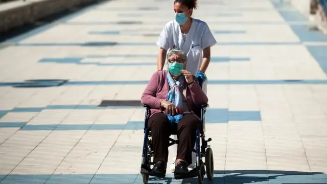 上世紀活到80歲的人口有很大比例的增加,但活到90歲的增幅則沒有那樣高。