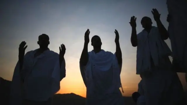 दुआ मांगते लोग