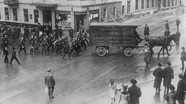 Fotocruzeiro palpite hojepreto e branco mostra a polícia escoltando uma carruagem carregadacruzeiro palpite hojecarvão durante uma grevecruzeiro palpite hojetrabalhadorescruzeiro palpite hoje1905, com dezenascruzeiro palpite hojepessoas na rua