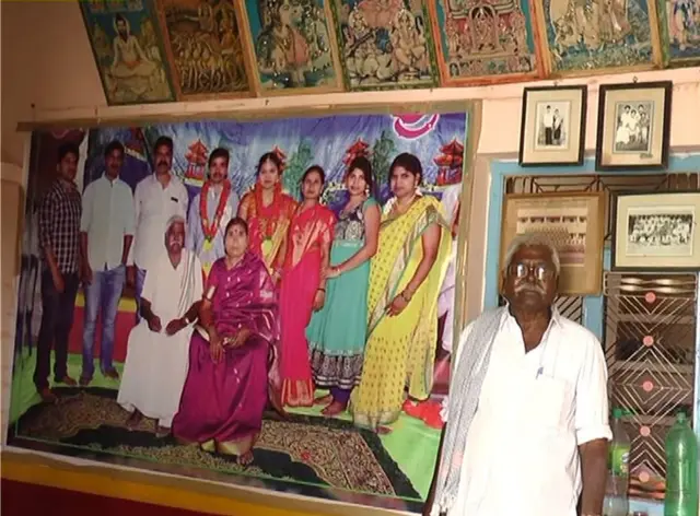 వలస పోయిన కుటుంబ సభ్యుల ఫోటోతో నరసింహులు