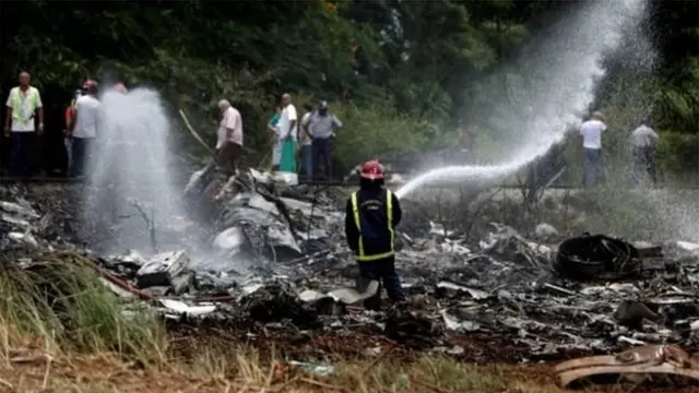 Pipo dey try quench di fire for di plane crash area